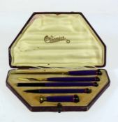 Schreibtisch-Set (um 1900) 5-tlg.; in Original-Etui; lilafarbener Stein