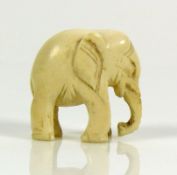 Elefant (Anfg. 20.Jh.) Elfenbein; H: 4,5 cm