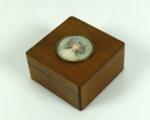 Deckeldose (um 1900) quadr. Holzkorpus in Kirschbaum; mittig des Deckels farbige Miniaturmalerei;