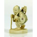 Netsuke (Japan, um 1900) "Mann mit kleinem Hund auf dem Rücken"; Elfenbein; geritzt und farbig