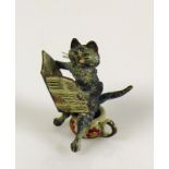 Wiener Bronze (Wien, 19./20.Jh.) "Katze auf Topf Zeitung lesend"; farbig bemalte Bronze; H: 4 cm