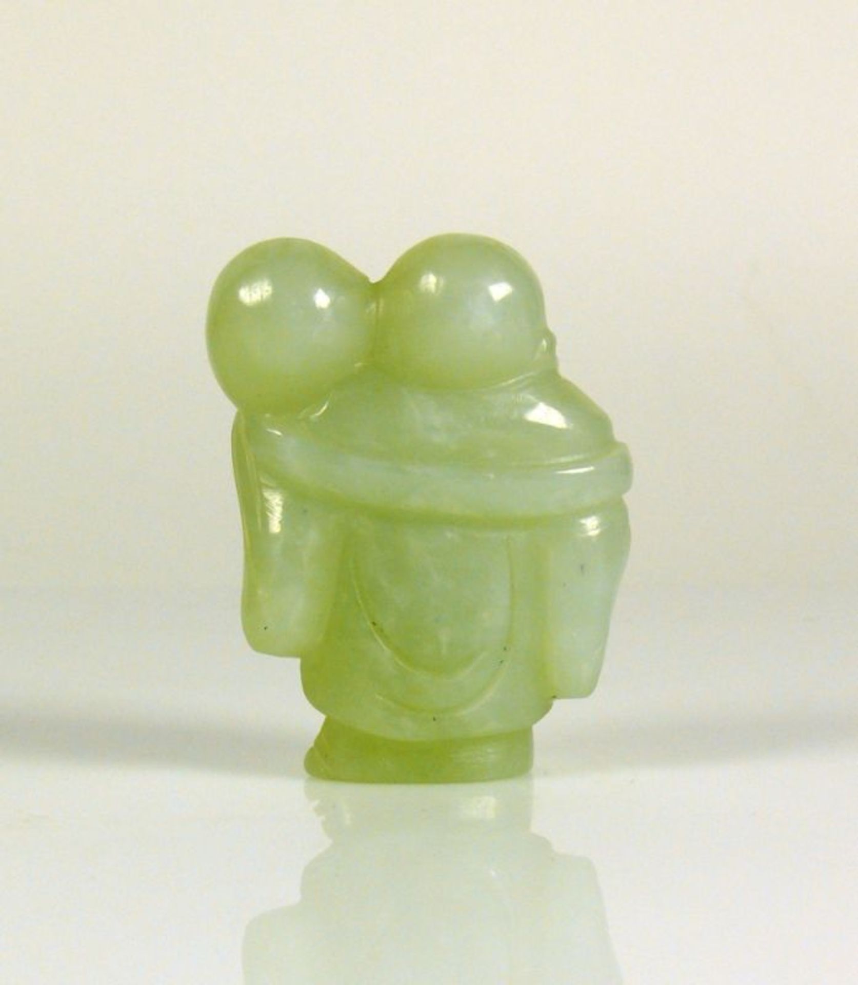 Jade-Buddha zartes, helles grün; lachend mit Glücksack; H: 8 cm - Bild 2 aus 2