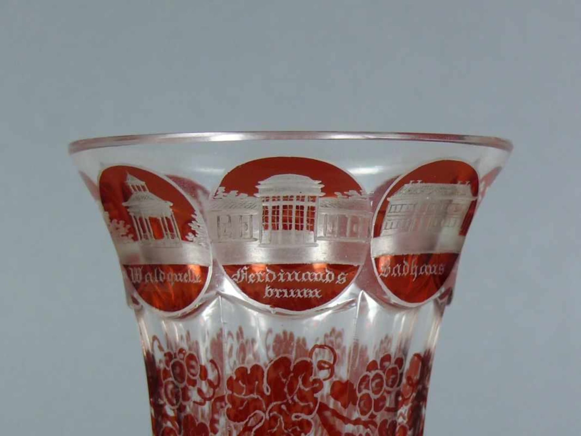 Bade-Fußglas (19.Jh.) farbloses Glas; auf rundem Stand gewulsteter Schaft; oktogonal geschliffener - Bild 3 aus 3