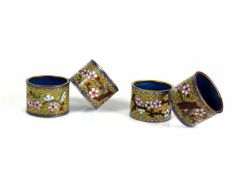 4 Cloisonné-Serviettenringe jeweils farbiger Blütendekor; D: je ca. 4 cm; B: je 3,3 cm