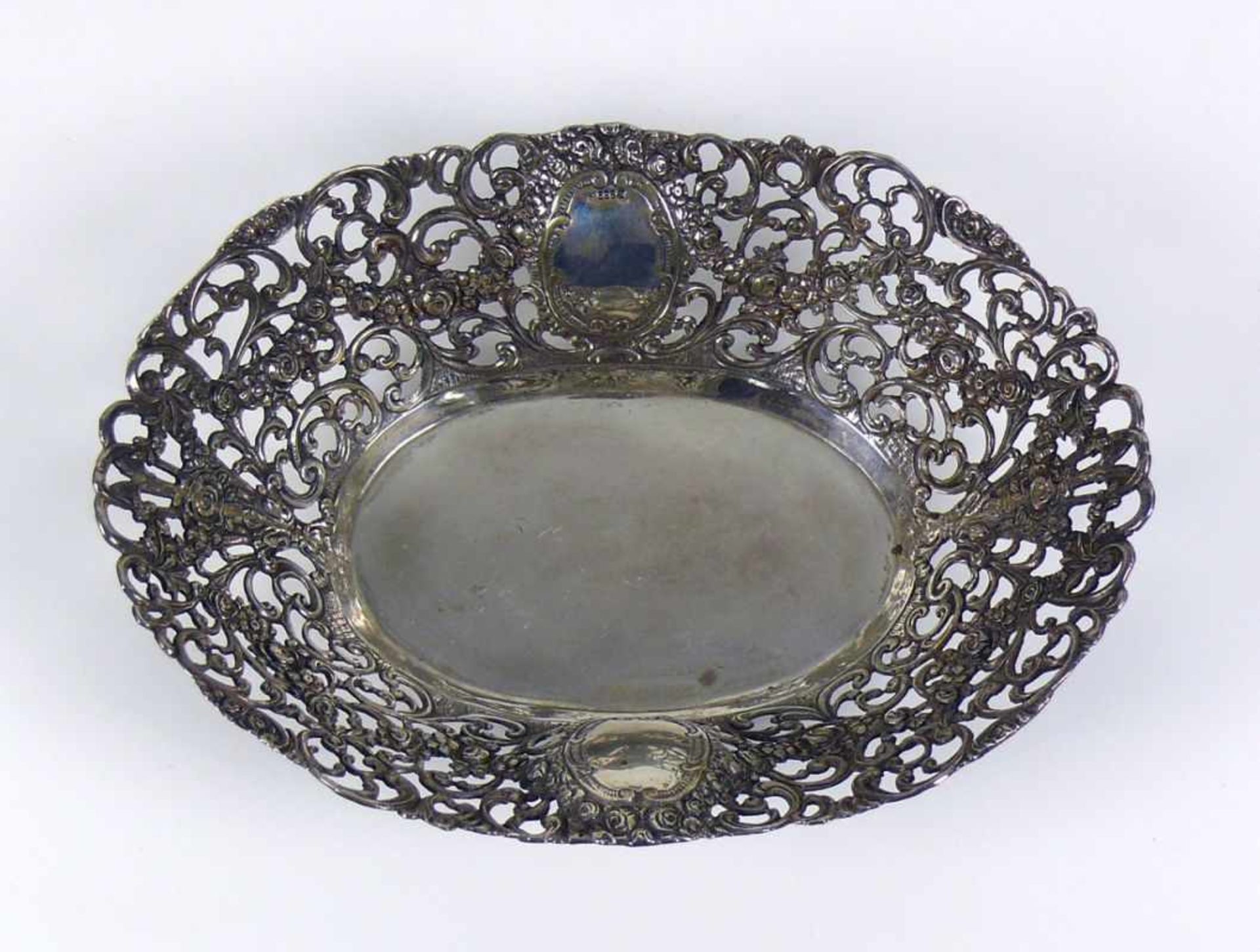 Kleine Zierschale (1.H.20.Jh.) Silber 835; ovale Form; schräg gestellter, floral durchbrochener