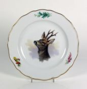 Teller (Meissen, 1860-1924) runde Form, D: 25 cm; gewellter Goldrand; im Spiegel Darstellung eines