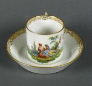 Mokkatasse (Meissen, 19./20.Jh.) mit UT; auf Wandung Watteau-Szene mit Liebespaar; polychrome