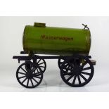Wasserwagen (1.H.20.Jh.) grün lackierter, zylindrischer Metallkorpus auf Metall-Speichenräder; auf