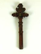 Christuskreuz (Italien, 19.Jh.) Holz geschnitzt; am oberen Kreuzende plastischer Gott Vater; H: 28