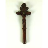 Christuskreuz (Italien, 19.Jh.) Holz geschnitzt; am oberen Kreuzende plastischer Gott Vater; H: 28
