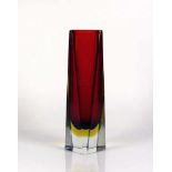 MURANO-Vase (Venedig, Mitte 20.Jh.) geschliffener Korpus; farbloses Glas mit gelb/rotem Unterfang;