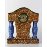 Kaminuhr (Frankreich, 1.H.20.Jh.) Keramik-Korpus in braun und blau; seitliche Vollsäulen;