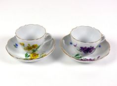 2 Mokkatassen (Meissen 1924-34) jeweils mit passiger UT; farbiger Blütendekor; bl. Schwertermarke,