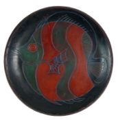 Keramikplatte runde Form, mittig über die ganze Fläche geritzte und farbig abgesetzte Fisch-