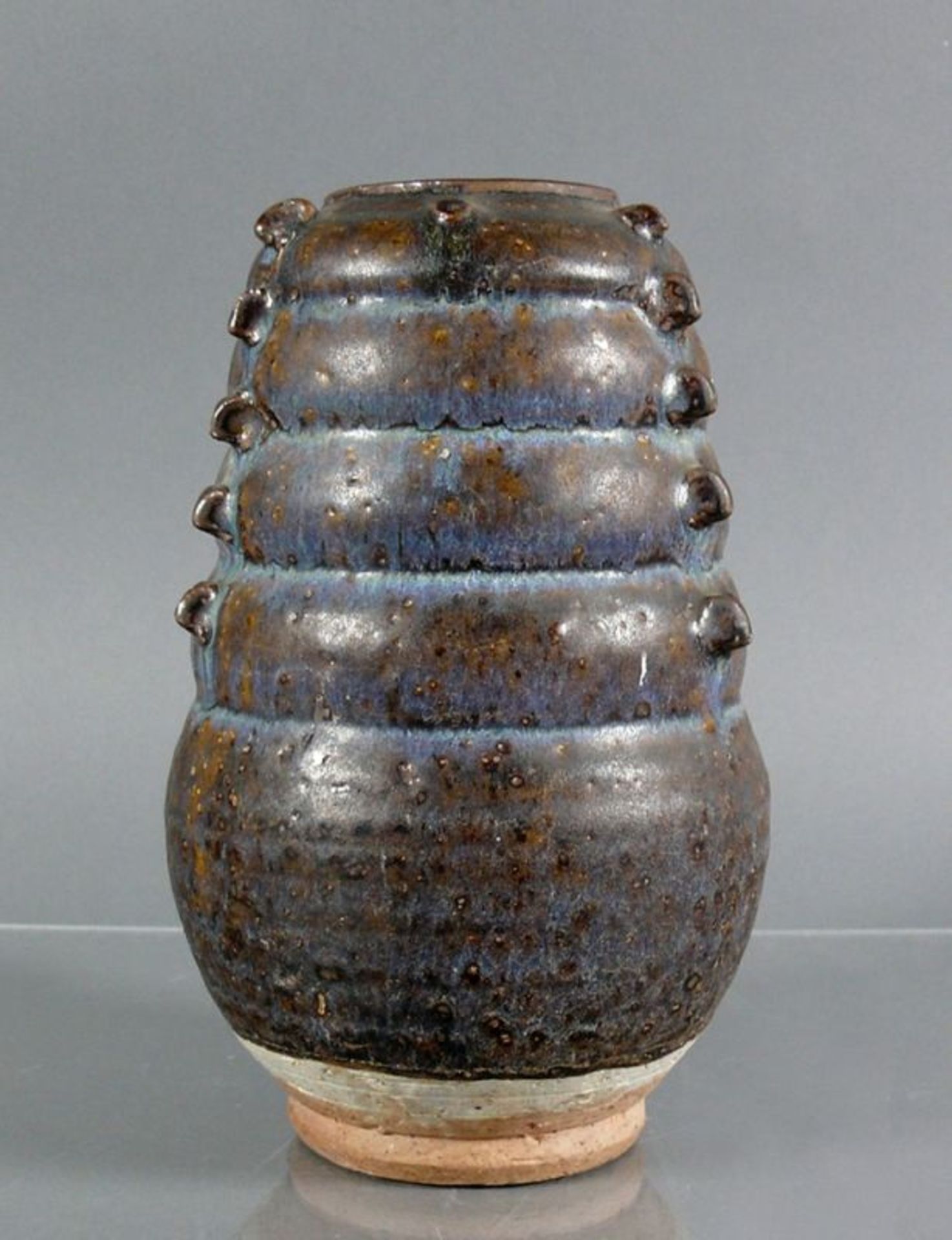 Vase (China) runder, sich nach oben verjüngender Korpus mit mehrfach leicht gewulsteter Wandung