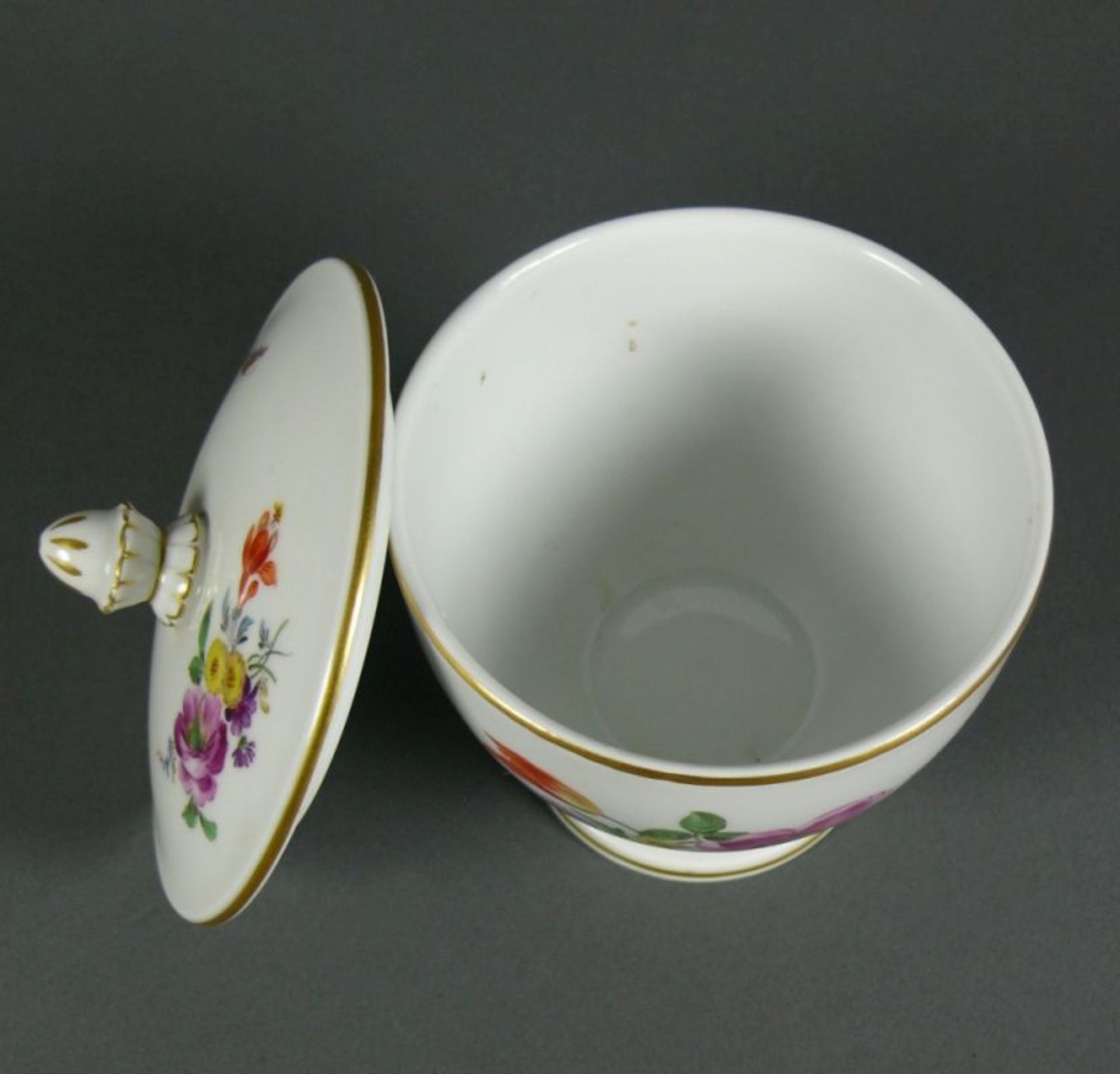 Deckeldose (Meissen 1924-34) farbiger Blütendekor mit Insekten; flacher Deckel mit Knauf; - Bild 2 aus 3