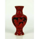 Rotlack-Vase (China) tief geschnittener, floraler Dekor auf schwarzem Grund; H: 18 cm