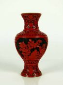 Rotlack-Vase (China) tief geschnittener, floraler Dekor auf schwarzem Grund; H: 18 cm