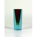 MURANO-Vase (Mitte 20.Jh.) 5-fach geschliffene Wandung; hellblau und rot unterfangen; H: 14 cm