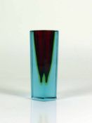 MURANO-Vase (Mitte 20.Jh.) 5-fach geschliffene Wandung; hellblau und rot unterfangen; H: 14 cm