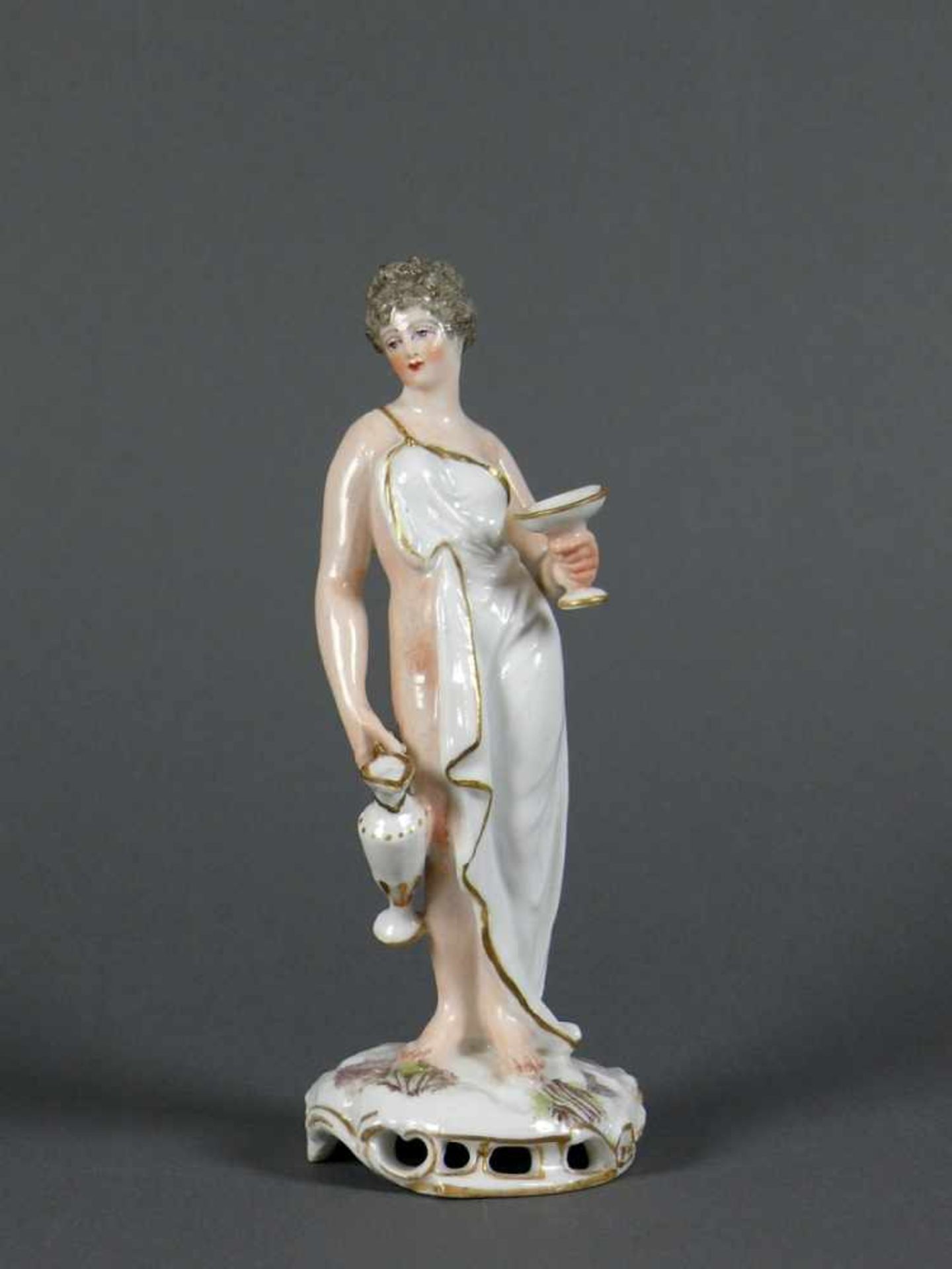 Stehende Frau der Antike (Frankenthal, um 1770) mit Kelch und Krug in den Händen; griechisch/