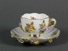 Mokkatasse (Meissen, 1860 - 1924) mit UT; Tassenwandung umlaufend mit plastischem, farbigem