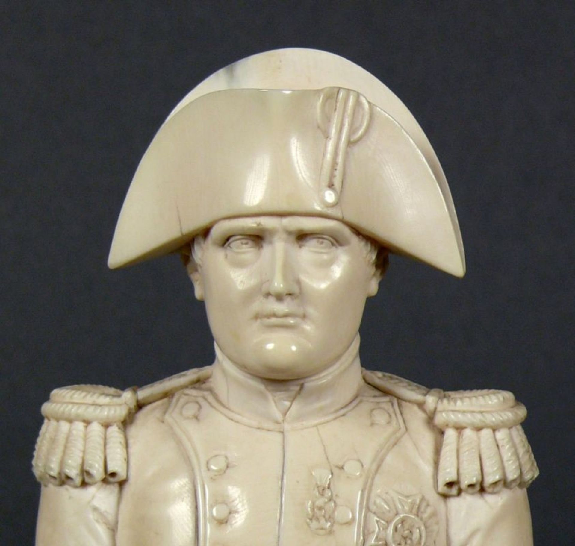 Napoleon (um 1900) Elfenbein; fein geschnitzte Büste auf geschwärztem Sockel mit Golddekor; - Bild 2 aus 5