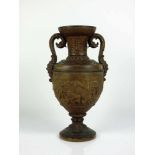 Doppelhenkelvase (um 1880) Keramik mit hellbrauner Fassung; umlaufend plastischer Dekor mit Putti;