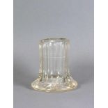 Vase (um 1900) farbloses, dickwandiges Glas; geschliffener, zyl. Korpus; ausgestellter Stand;