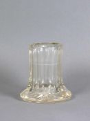 Vase (um 1900) farbloses, dickwandiges Glas; geschliffener, zyl. Korpus; ausgestellter Stand;