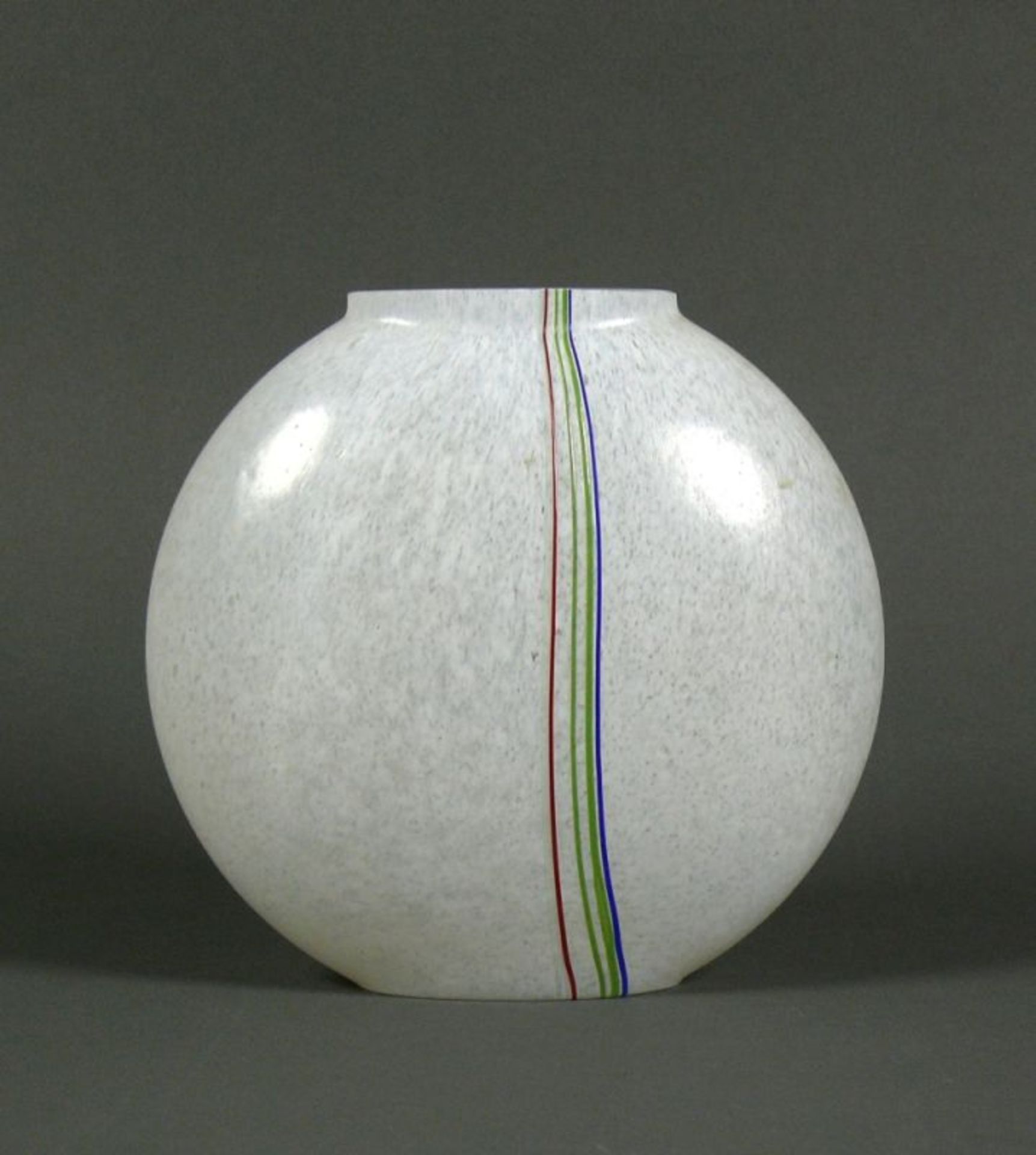 Vase (Kosta Boda, 2.H.20.Jh.) gequetschte Kugelform; fleckig weiß unterfangen; front- und rückseitig