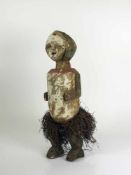 Stehende Figur (Kamerun?) Holz geschnitzt; Fassungsreste; H: 50 cm