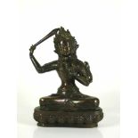 Buddha MANJUSHRI TARA (Nepal/Tibet, 19./20.Jh.) Bronze, dunkel patiniert; auf Lotussockel sitzend;