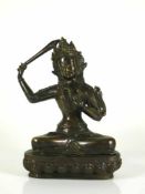 Buddha MANJUSHRI TARA (Nepal/Tibet, 19./20.Jh.) Bronze, dunkel patiniert; auf Lotussockel sitzend;