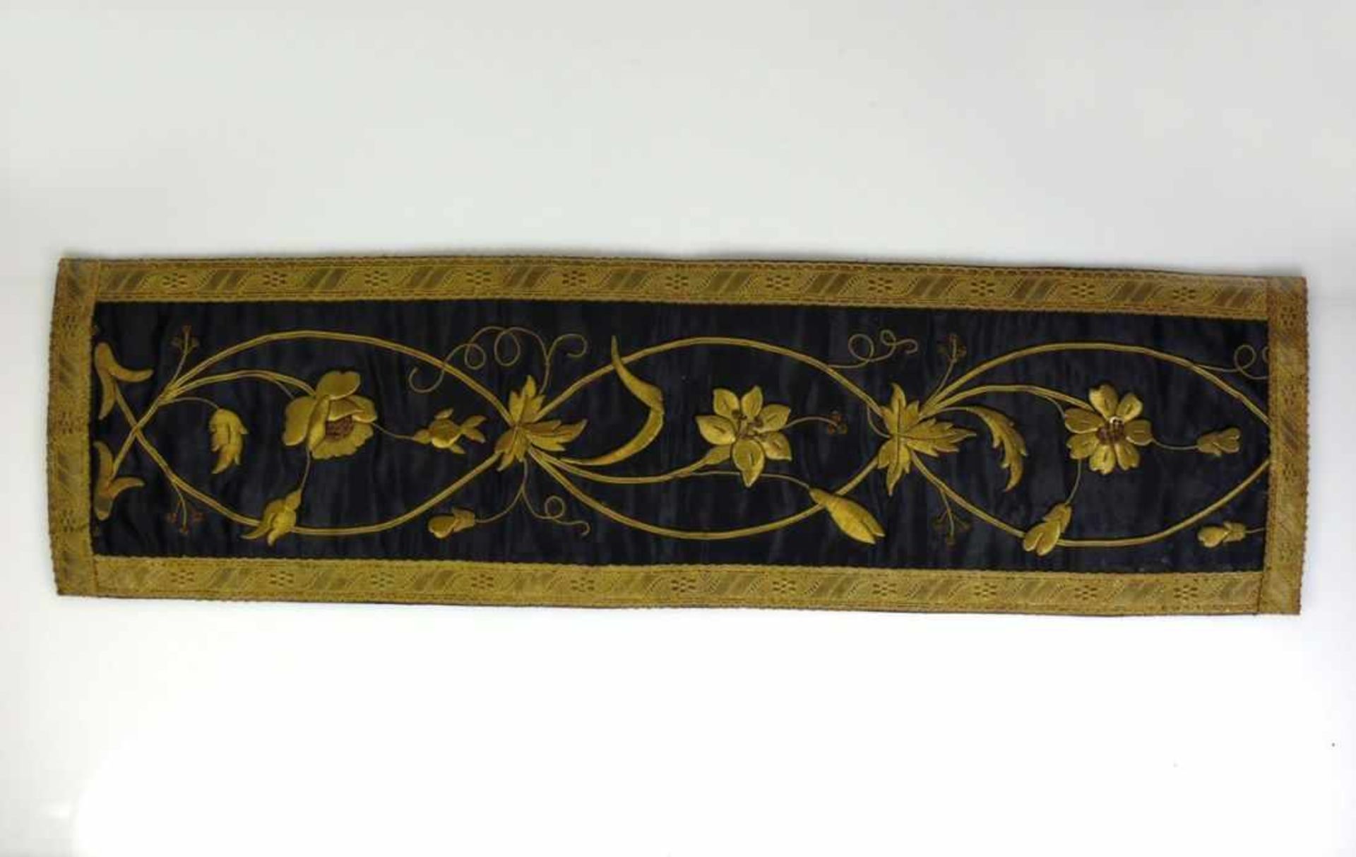 Tischläufer (19.Jh.) auf schwarzer Seide floraler, erhabener Dekor in Goldbrokat; gefasste