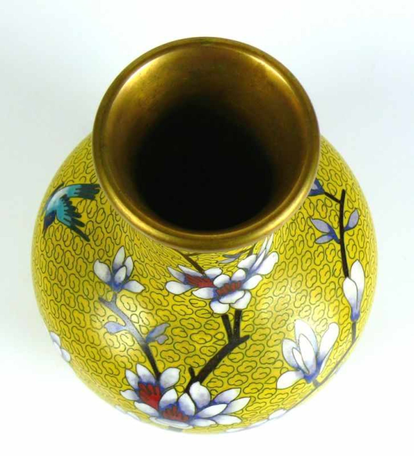 Cloisonné-Vase auf gelbem Grund Kirschblütendekor; H: 21 cm - Bild 2 aus 2