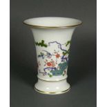 Vase (Meissen, 2.H.20.Jh.) farbiger Blüten- und Vogeldekor mit Goldrand; H: 14 cm; D: 11 cm; bl.