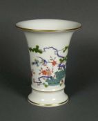 Vase (Meissen, 2.H.20.Jh.) farbiger Blüten- und Vogeldekor mit Goldrand; H: 14 cm; D: 11 cm; bl.