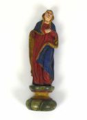 Madonna (Oberammergau, Ende 18.Jh.) auf Sockel (dieser später); Holz geschnitzt, farbig gefasst;