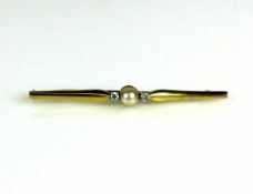 Stabbrosche 14ct GG; mittig mit Perle und seitlichen kleinen Brillanten besetzt; L: ca. 6 cm; 2,8g