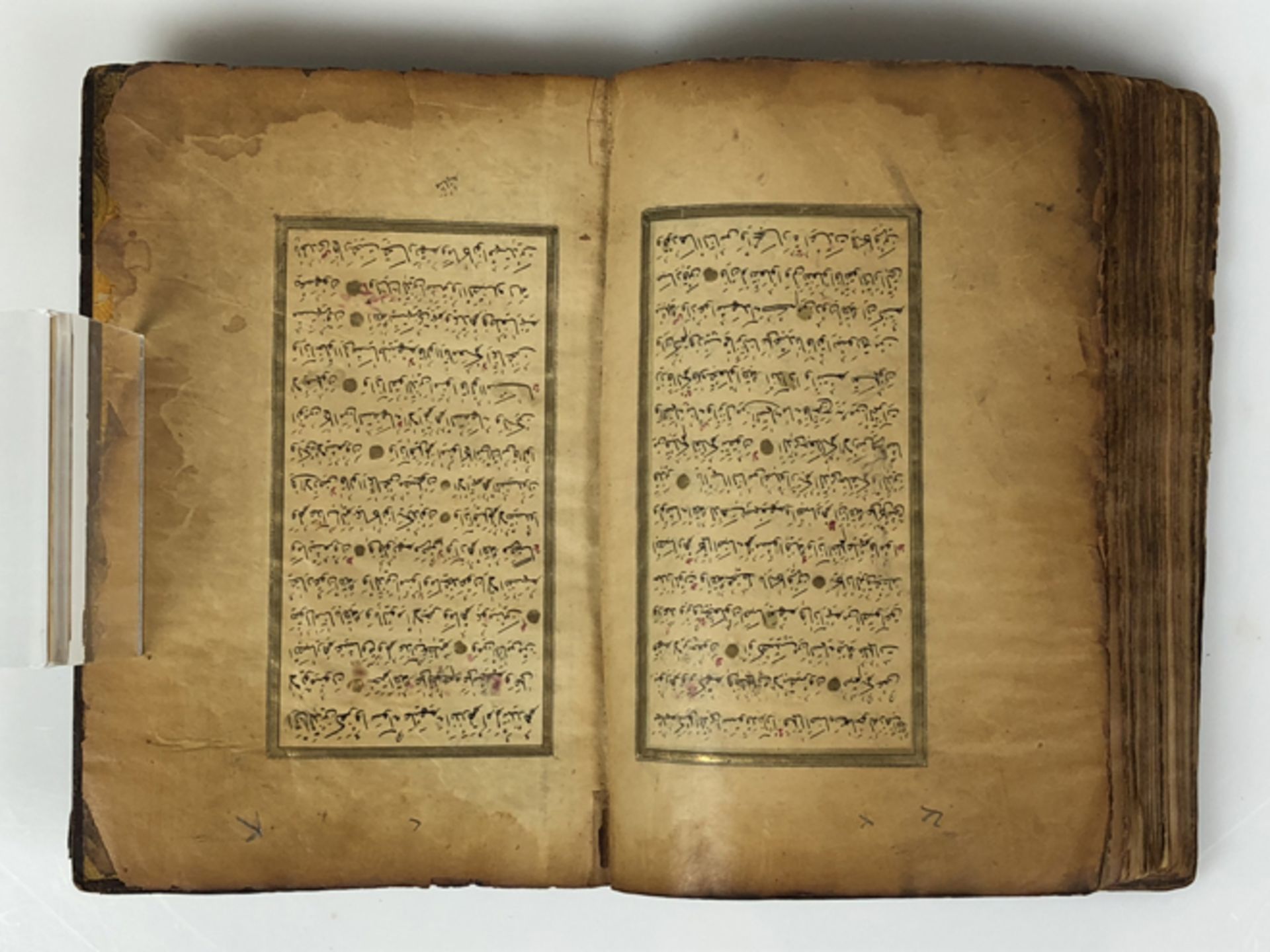Koran 2 div. handgeschriebene und verzierte Koran-Bücher; 1x in geprägtem, floral gestaltetem - Image 4 of 10