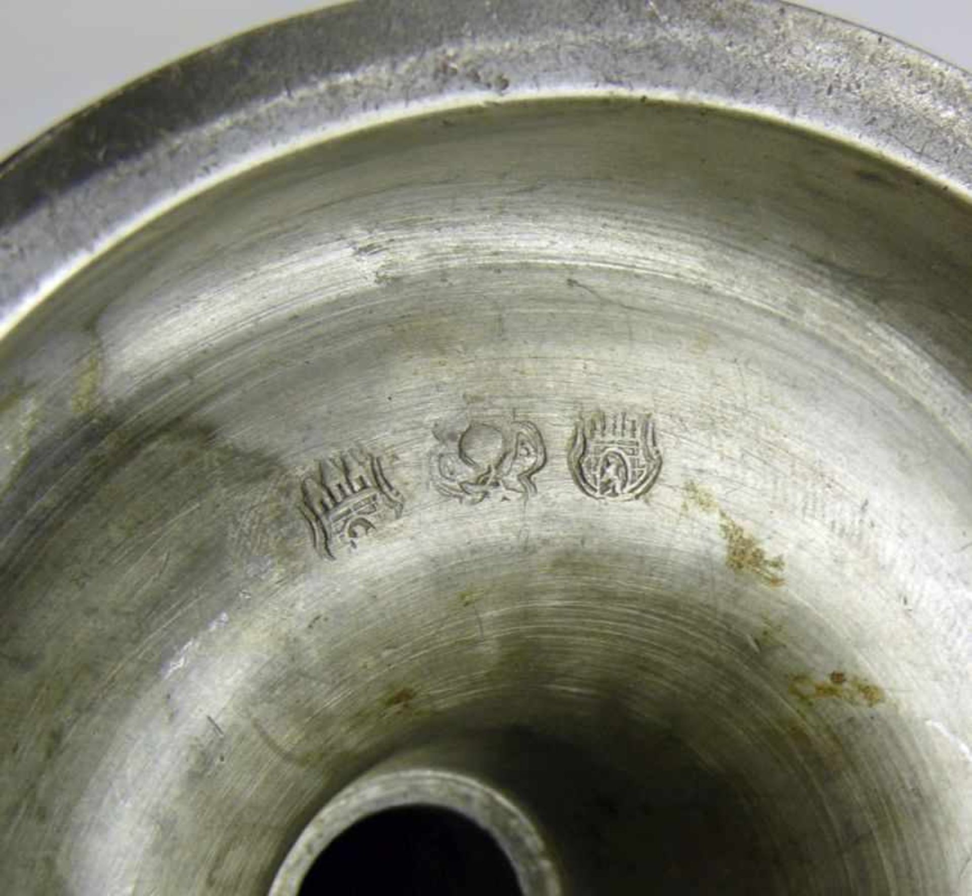 Petroleumlampe (19.Jh.) Zinn; auf Tellerfuß mit hohem Schaft und Fingerhenkel; Bodenunterseite mit - Bild 2 aus 4