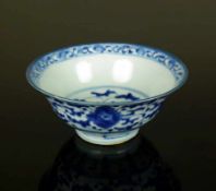 Schale (China, 19.Jh.) ausladender Korpus; blauer Blütendekor; am Außenrand unten kleiner Chip (