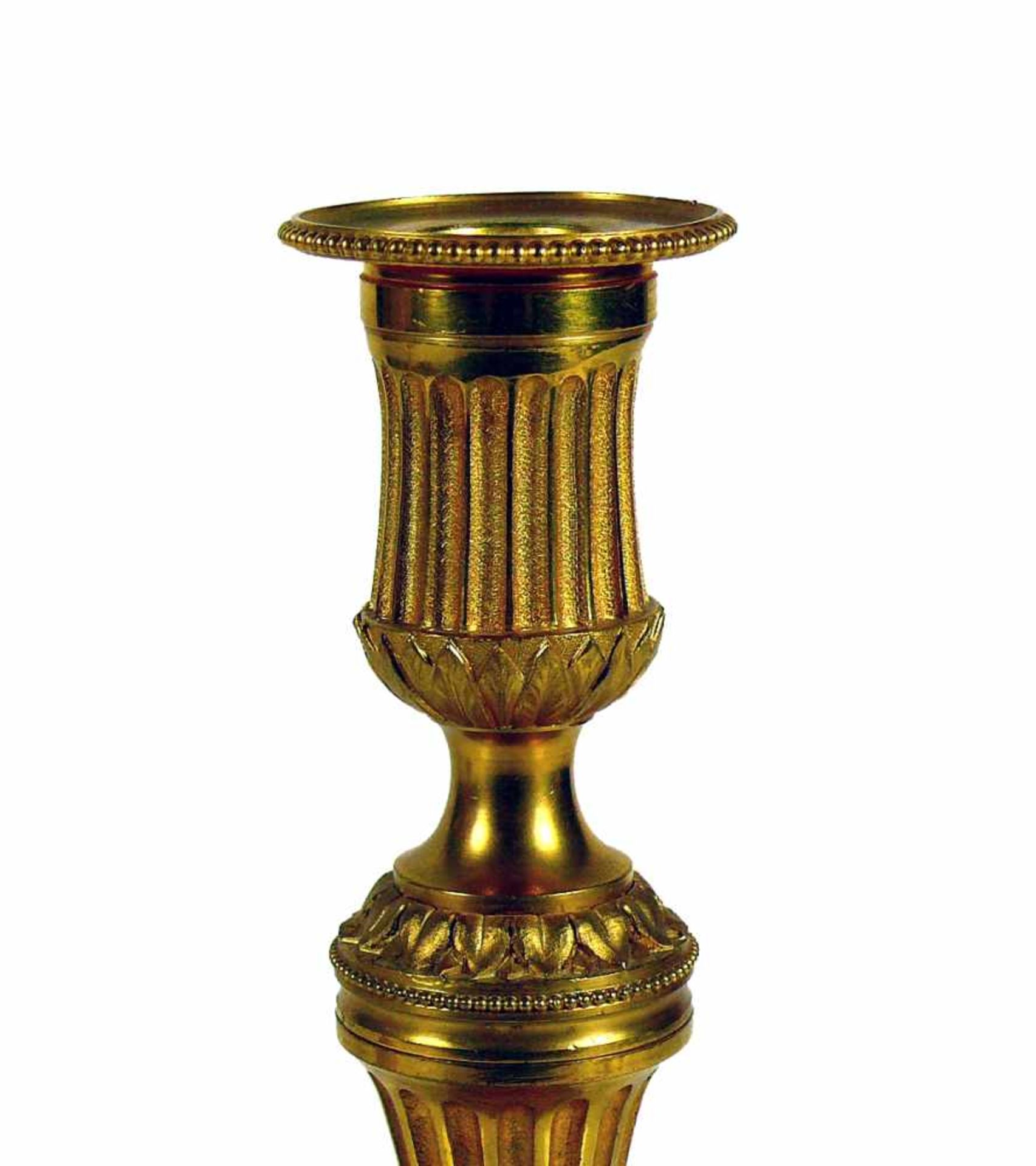 Paar Kerzenleuchter (Frankreich, Ende 18.Jh.) Bronze, original feuervergoldet; auf rundem Stand - Bild 4 aus 5