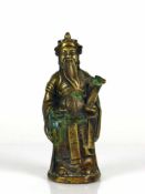 Stehender Mann (China) Bronze; Oberfläche ziseliert; Bodenunterseite mit Signatur; H: 16 cm