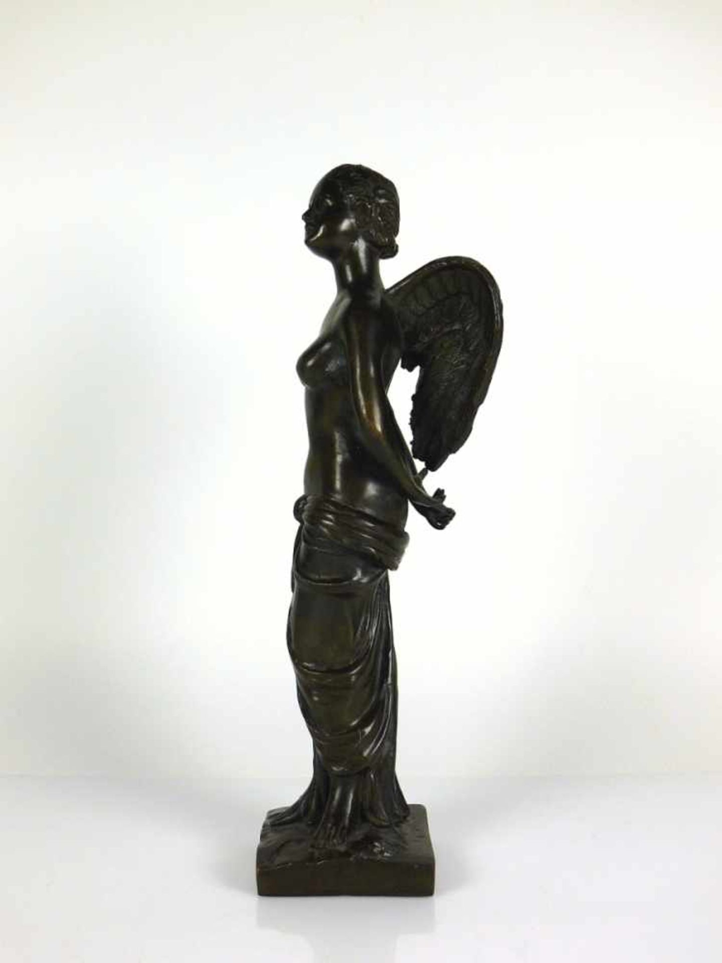 Bronze-Skulptur "Psyche"; als weiblicher, geflügelter Akt; auf quadr. Sockel; dunkel patiniert; H: - Bild 6 aus 6