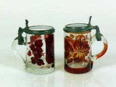 2 kleine Andecken-Deckelkrüge (Böhmen, um 1900) jeweils zinngefasster Glasdeckel mit Daumenrast;