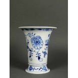 Vase (Meissen, 1934-45) blaues Zwiebelmuster; bl. Schwertermarke, I. Wahl; H: ca. 16 cm; D: ca. 14