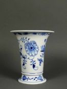 Vase (Meissen, 1934-45) blaues Zwiebelmuster; bl. Schwertermarke, I. Wahl; H: ca. 16 cm; D: ca. 14