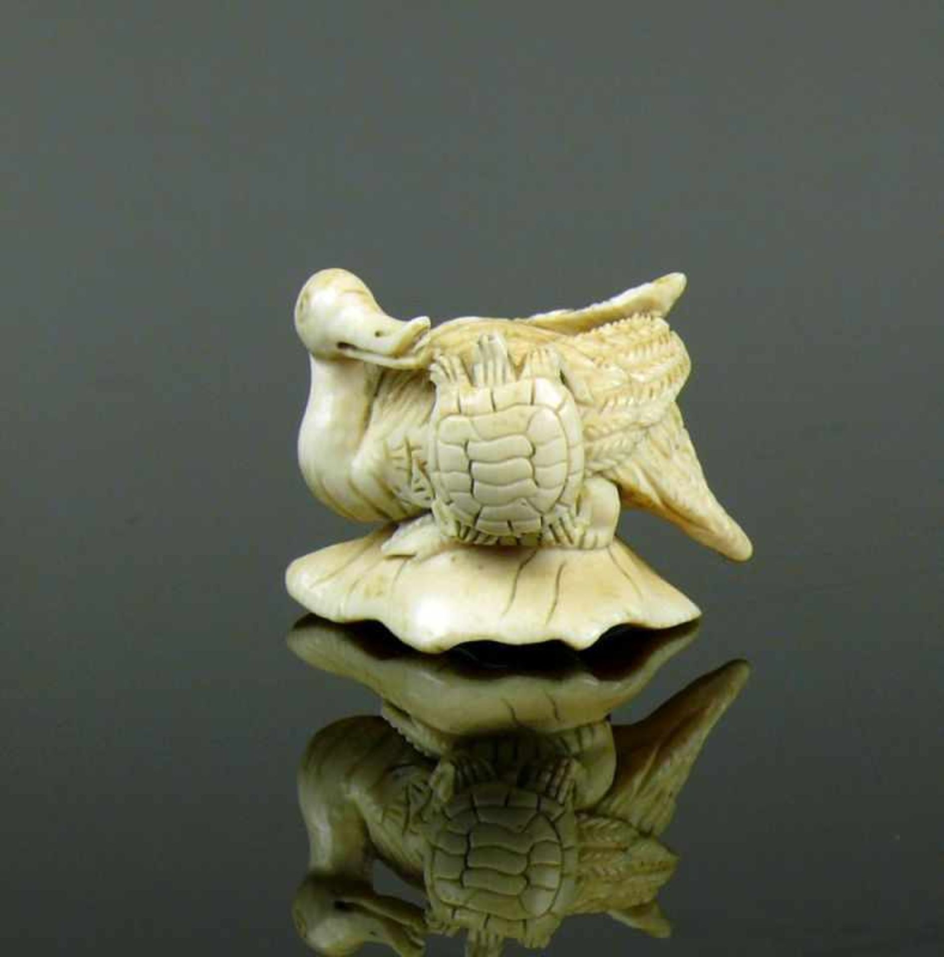 Netsuke (Japan, um 1900) "Pelikan mit Schildkröte"; Elfenbein; Bodenunterseite sign.; 3 x 4 x 3 cm - Bild 2 aus 6